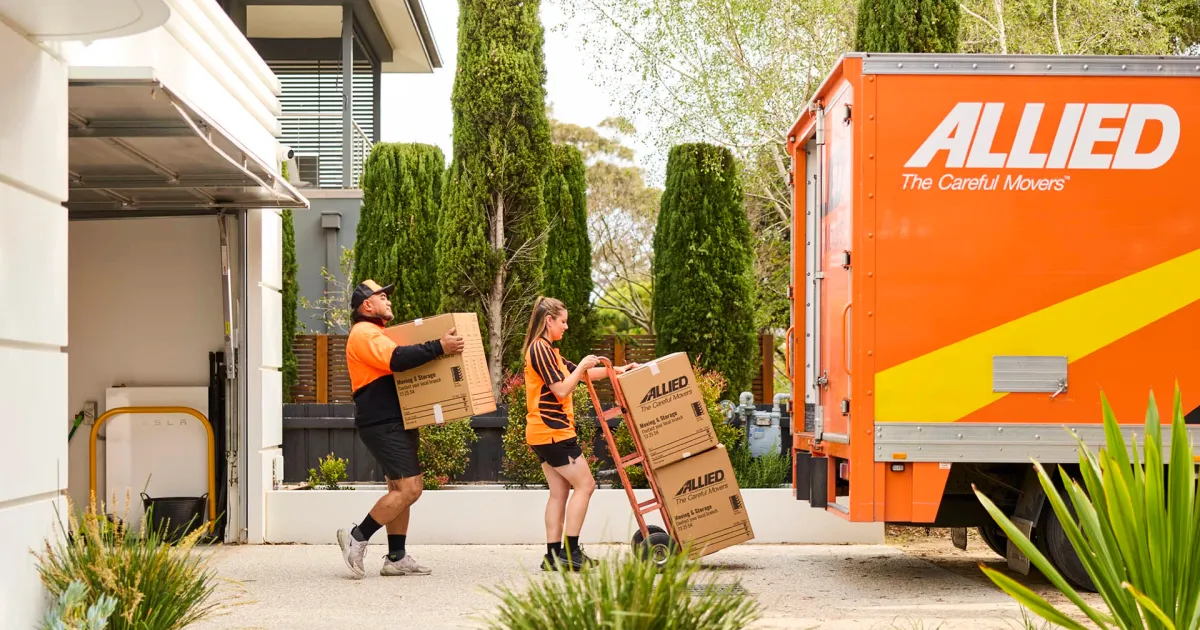 Allied movers carrying boxes to an Allied lorry