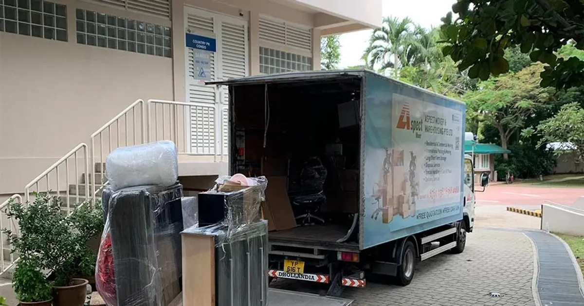 Aspect Mover lorry loading furniture outside a home